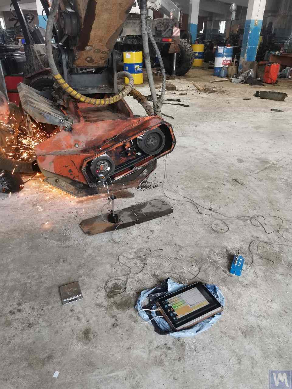 Vyvažování rotoru lesního mulčovače na specializovaném stojanu se snímači