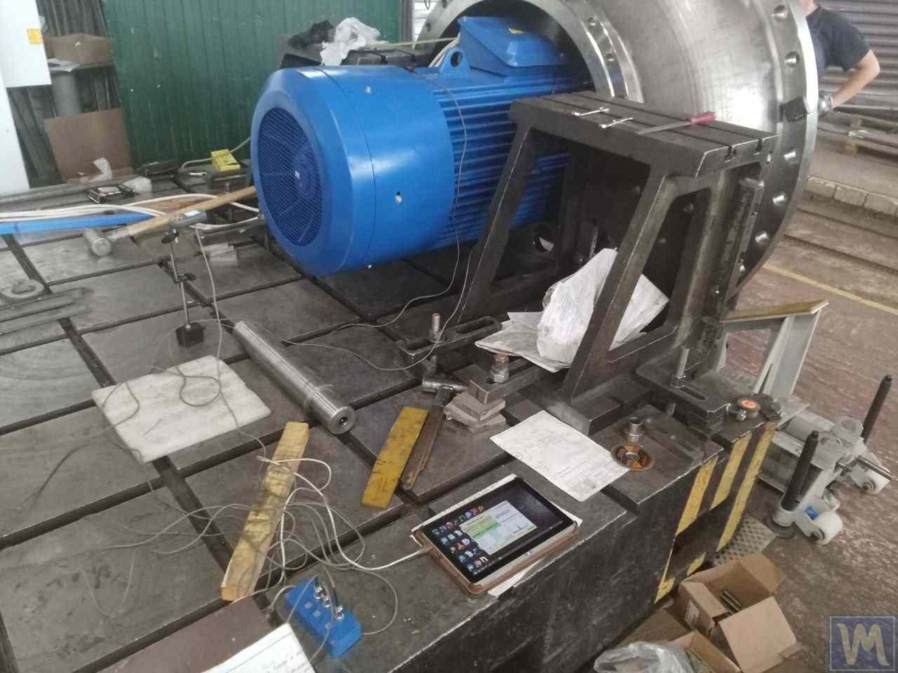 Vyvažování průmyslového ventilátoru: namontované snímače vibrací, laserový otáčkoměr, tablet se zobrazením diagnostického softwaru