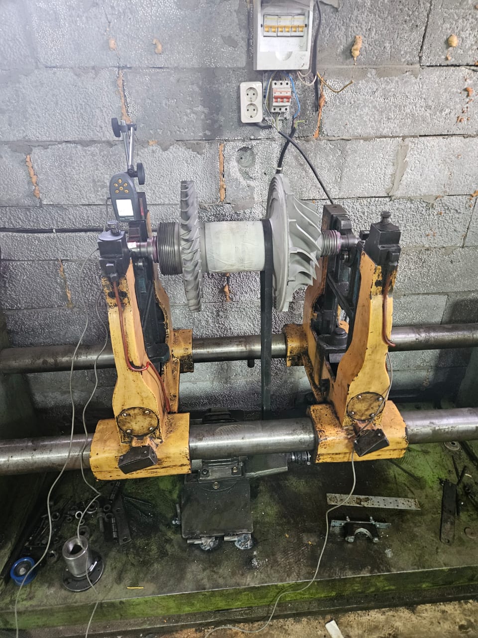 Modernizovaný vyvažovací stojan s Balanset-1A OEM při práci na rotoru.