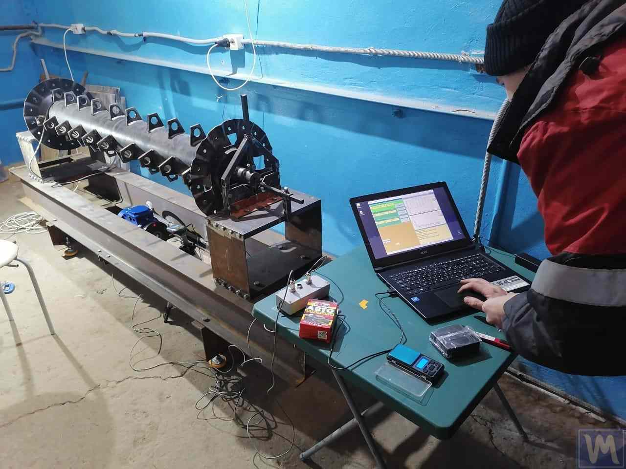 Starší vyvažovací stroj vylepšovaný moderním měřicím systémem Balanset-1A OEM